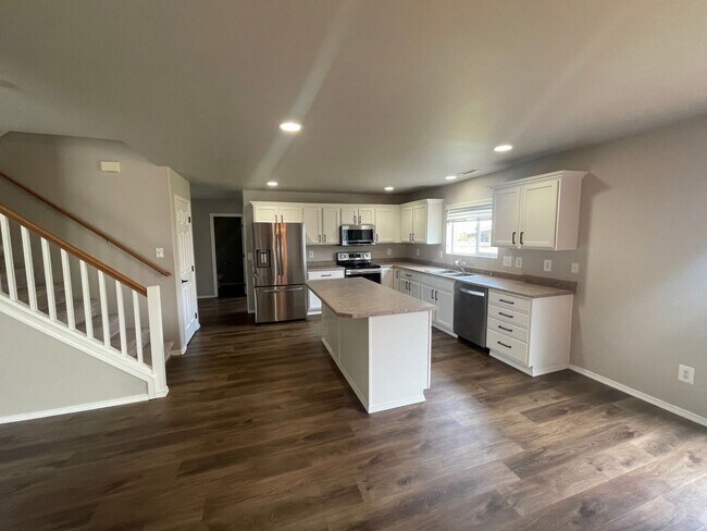 Foto del edificio - Beautiful Open Concept 4 Bedroom 2.5 Bath Home with Fenced Yard  in Gated Community