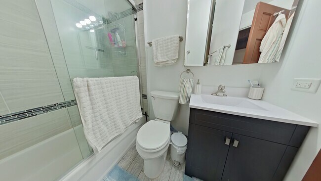 Foto del edificio - 719 W Buckingham Pl