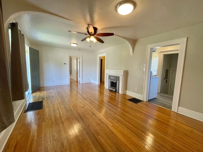 Building Photo - ADORABLE 4 bedroom standalone home - AVAIL...