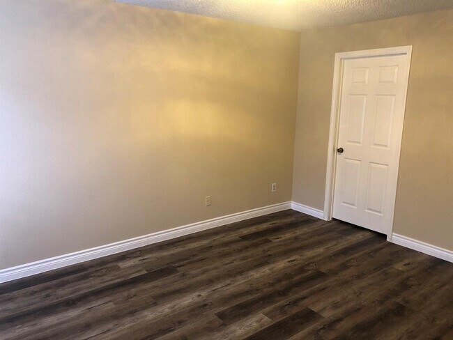 Foto del edificio - 2510 Grants Lake Blvd