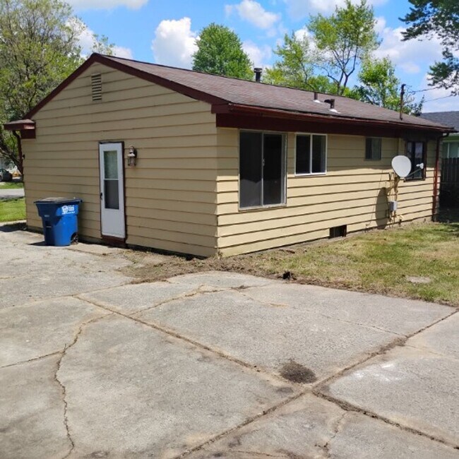 Building Photo - 3 bedroom 1 bathroom house