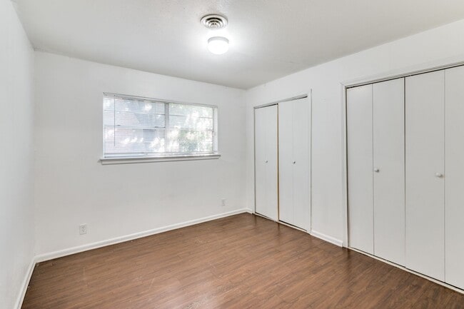 Building Photo - 2101 Bradford Dr