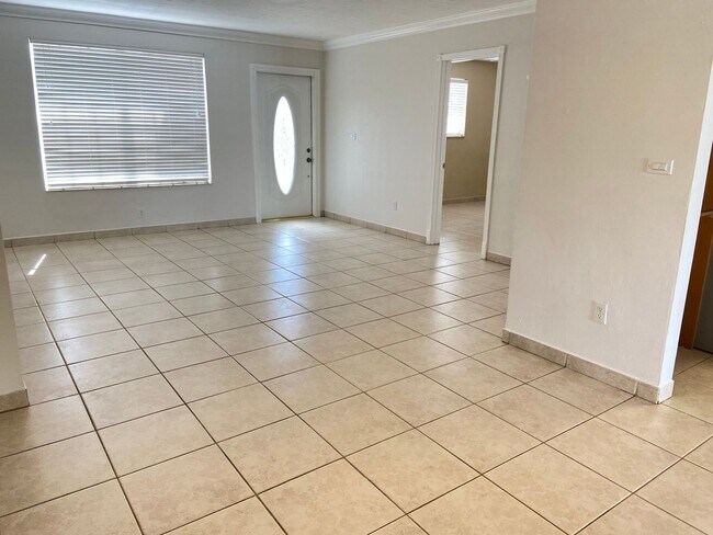Foto del edificio - Beautiful 4 Bedroom Single Family House wi...