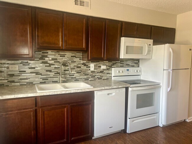 Foto del edificio - 3 Bedroom available Near Cherry Creek State Park!