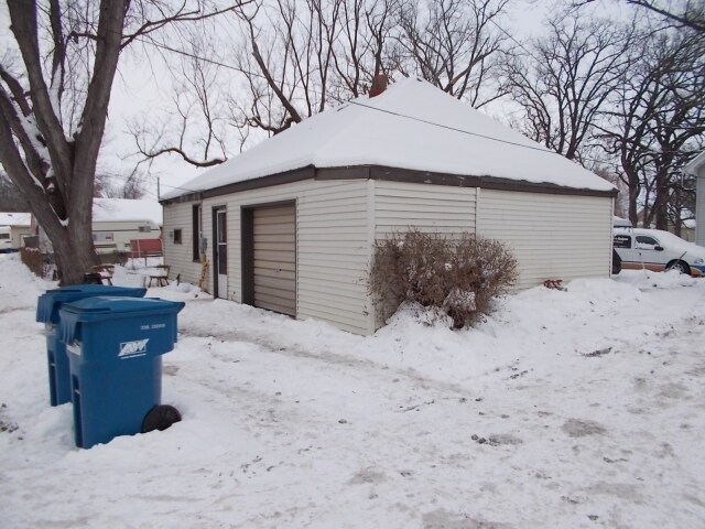 Garage - 1009 Broadway Ave S
