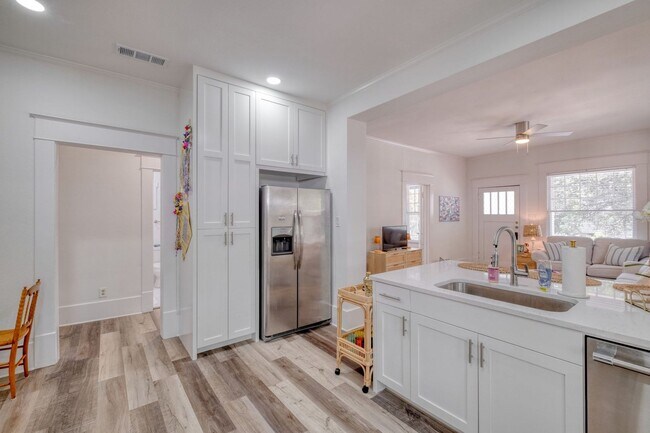 Foto del edificio - Top of the line remodeled 5 BED in the har...