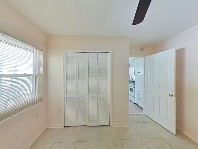 Building Photo - Available Now ~ Adorable Orlando Studio Apt