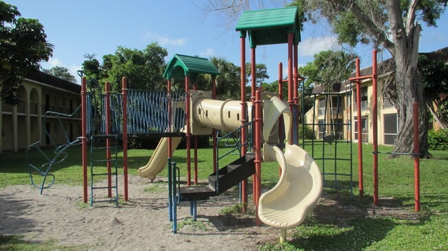 Building Photo - 6100 Forest Hill Blvd