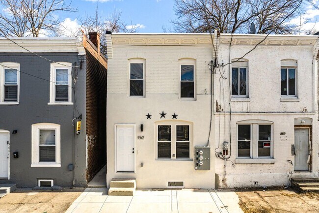 Building Photo - 962 E Locust Ave