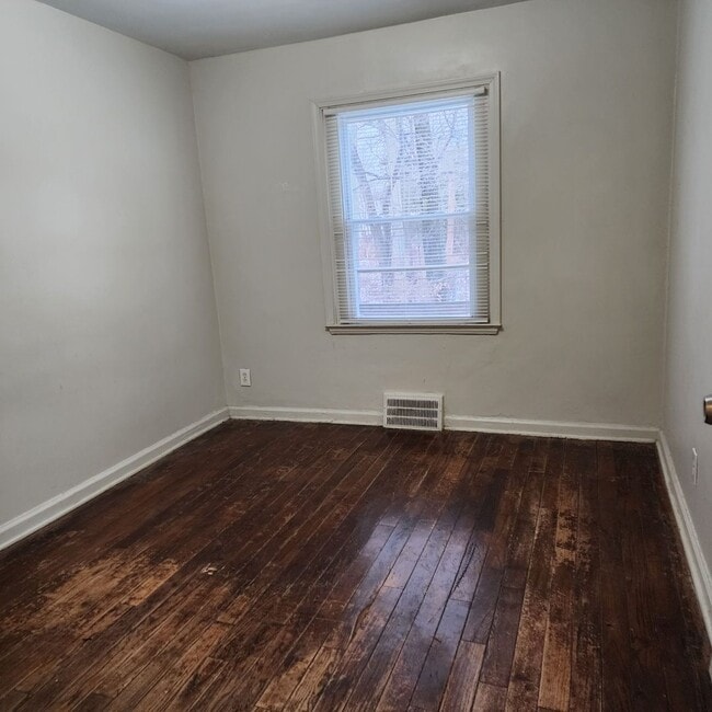 Foto del edificio - Detroit bungalow, available immediately