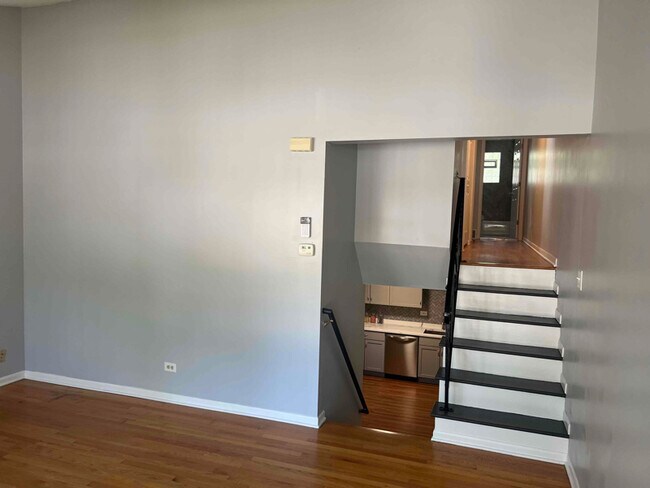 Building Photo - 933 W 116th St