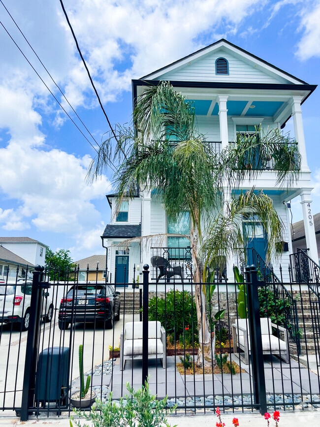Building Photo - 4205 S Prieur St