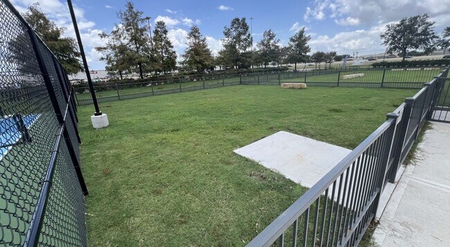 Foto del edificio - 19101 Town Ridge Ln