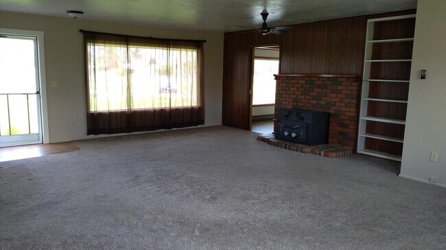 Building Photo - 4 bedroom in Milton Freewater OR 97862