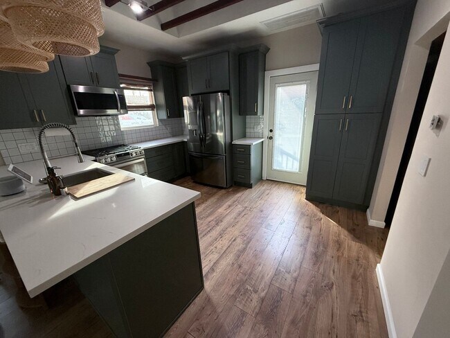 Building Photo - Charming 2BR / 2BATH House in Long Beach -...