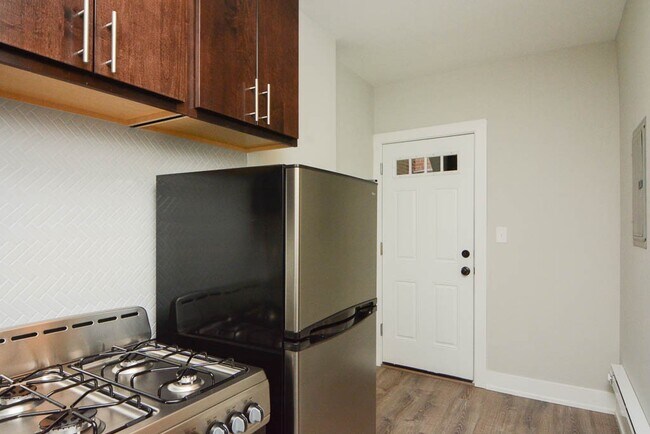 Building Photo - 423 W Belden Ave