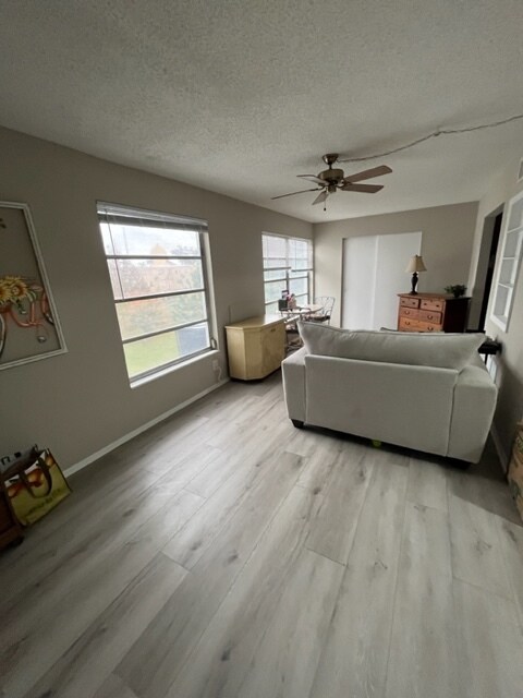 Foto del edificio - 2456 Ecuadorian Way