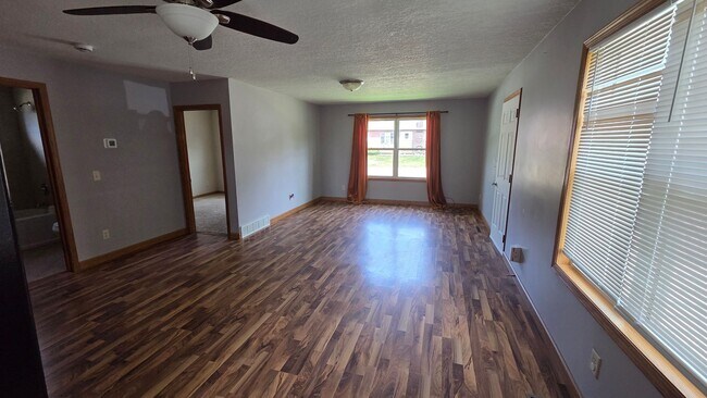 Foto del edificio - 2bed 1 bath home with detached garage