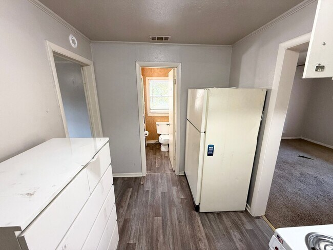 Building Photo - Cozy 1 bed/1 bath duplex!
