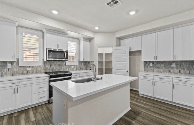 Building Photo - 40815 Melrose Dr
