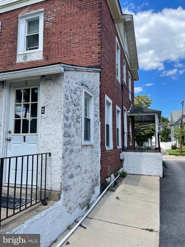 227 Linwood Ave Unit 1, Ardmore, PA 19003 Room for Rent in Ardmore