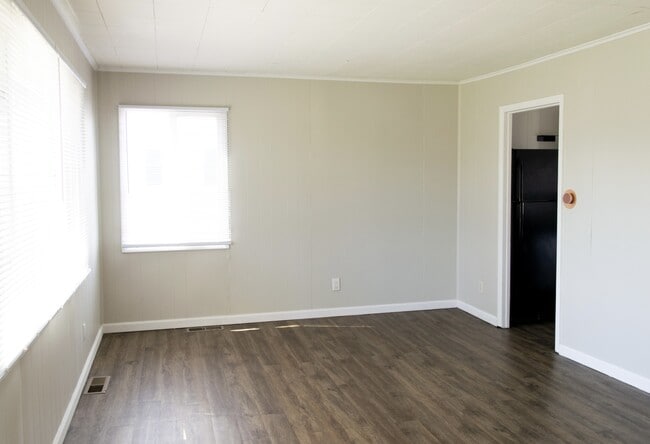 Building Photo - 2373 Vale Dr