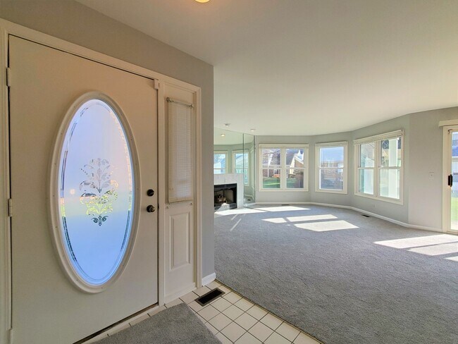 Building Photo - 325 Satinwood Ct S