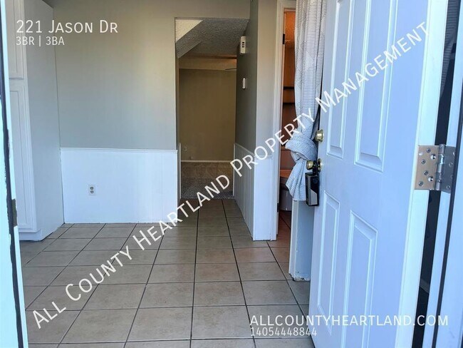 Building Photo - 3 bed/2.5 bath Condo in Norman!