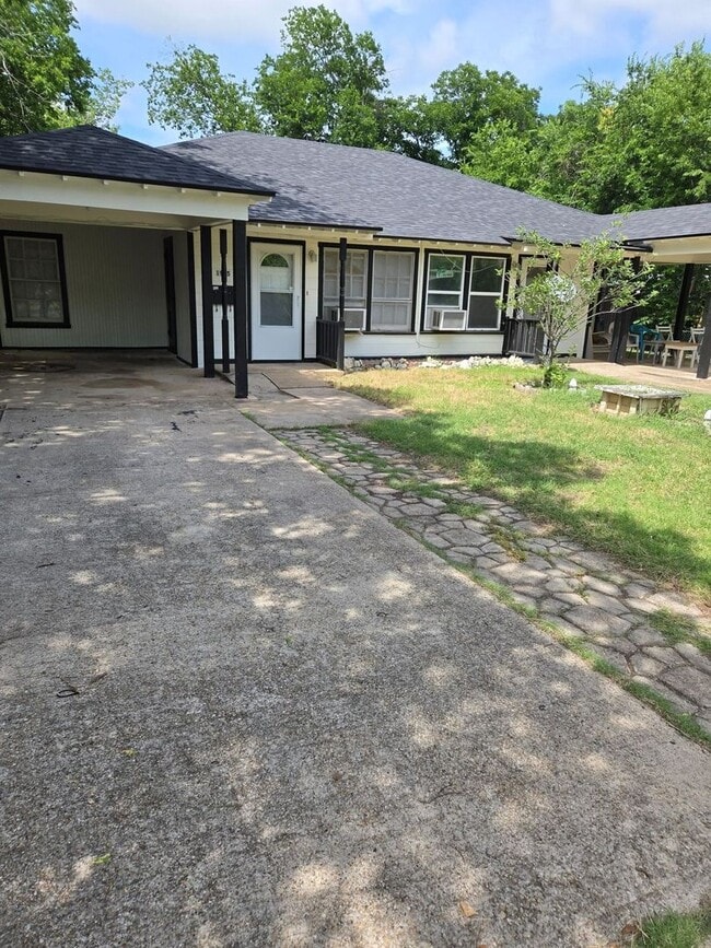 Building Photo - 1905 Poage Ave