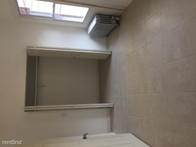 Building Photo - 2 br, 1 bath Apartment - 793 E 19 St 1 Unit 1