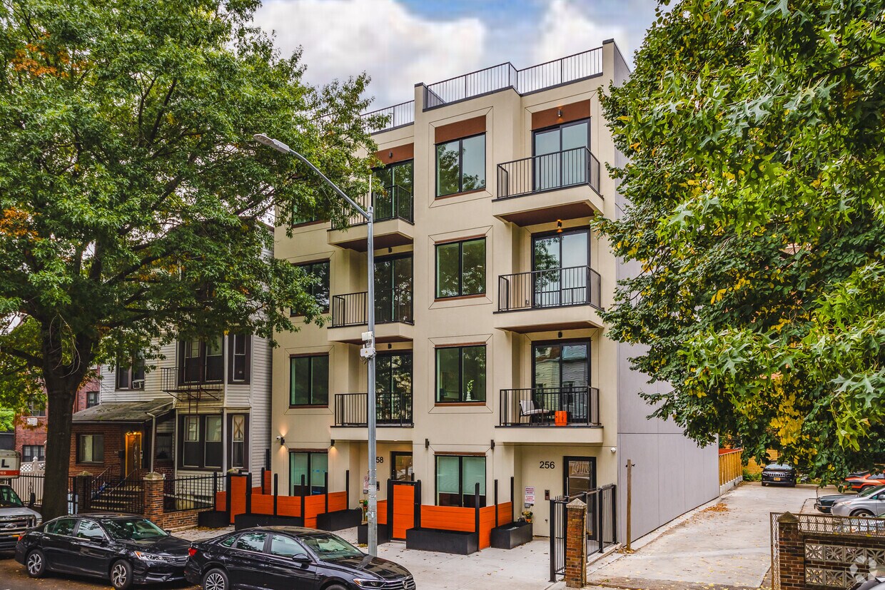 Primary Photo - 256-258 Winthrop St