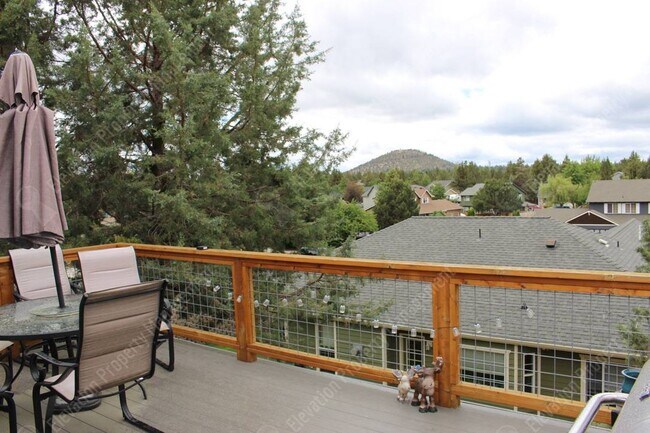 Foto del edificio - **Unfurnished** Spacious single-level 3 BR...