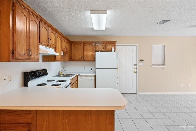 Building Photo - 1800 Oasis Dr