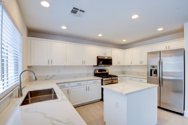 Building Photo - Spacious 3-Bed Green Valley Townhome with Modern Kitchen – 89074