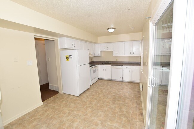 Building Photo - 2 Bedroom Virginia Beach Townhome