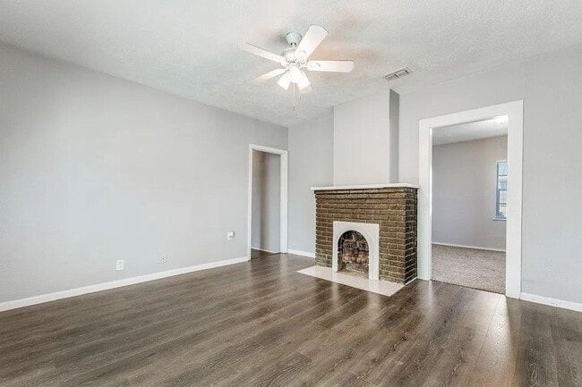 Building Photo - 3/2/1 in Quiet Van Alstyne Neighborhood