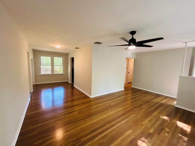 Foto del edificio - 159 Greglawn Dr