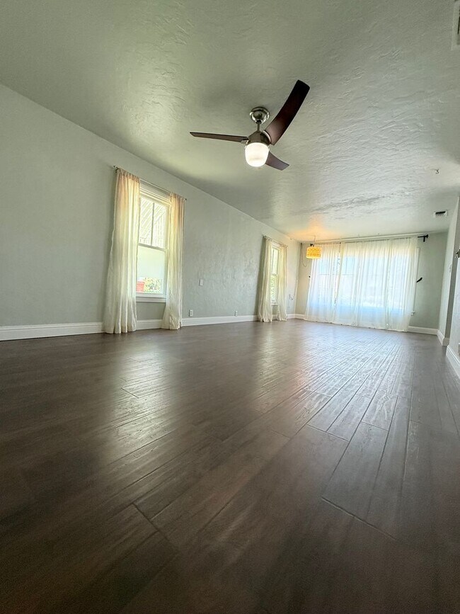 Foto del edificio - *Charming 2 Bedroom Home in Roseville’s Historic District with Bonus Detached Space*
