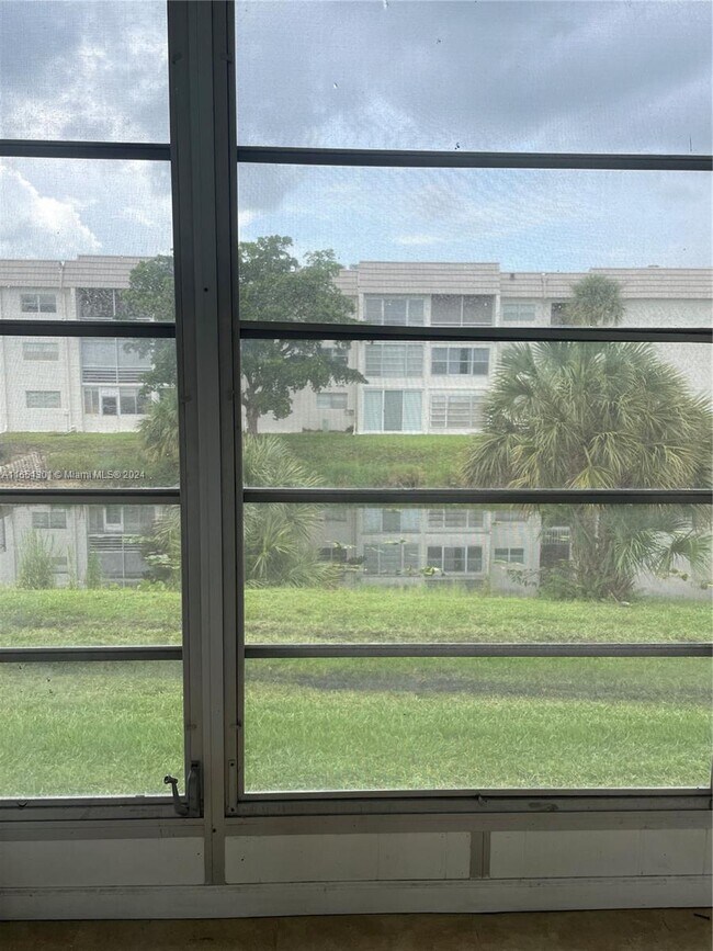 Foto del edificio - 8510 Sunrise Lakes Blvd