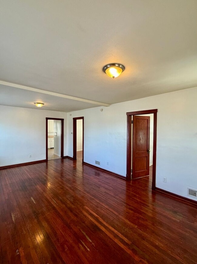 Building Photo - Spacious 3 bed/1.5 Bedroom House Close to Blackstone and Major Universities