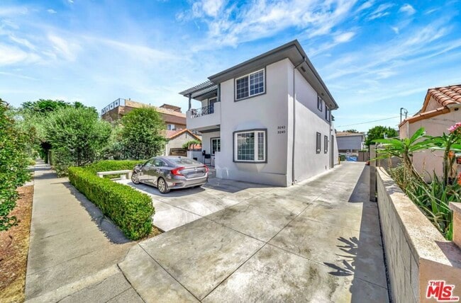 Spacious private primary suite and office/studio in the heart of Culver City - 3242 Hutchison Ave