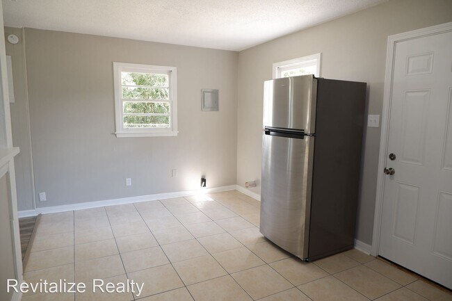 Building Photo - 3 br, 1 bath House - 6451 Barker Dr S