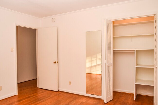 Foto del edificio - 2432 Tryon Rd