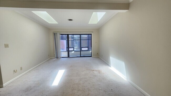 Foto del edificio - Spacious Condo Close to King St Metro/Old ...