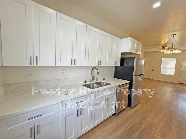 Building Photo - 1701 Sycamore Ave