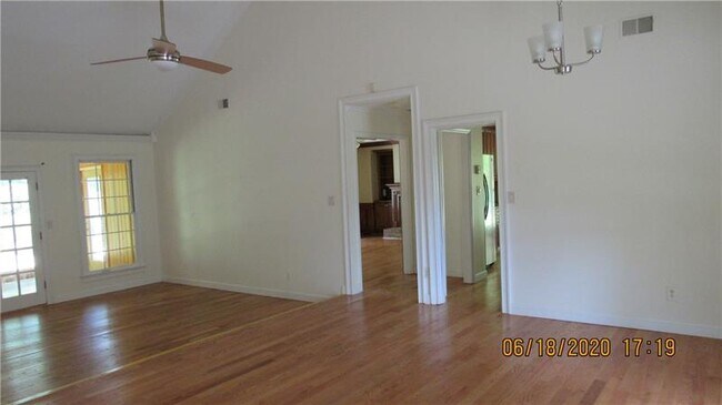 Building Photo - 740 Robinson Farms Dr