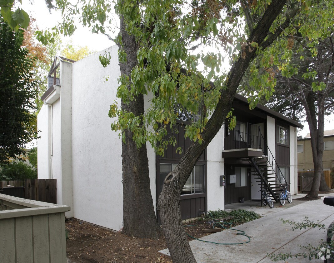 Building Photo - 1432 Drake Dr