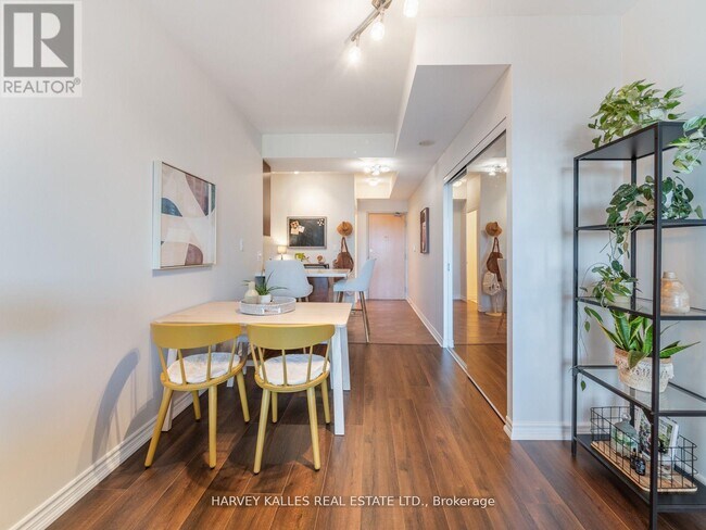 Photo du bâtiment - 3865-3865 Lake Shore Blvd W