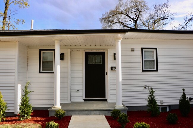 Building Photo - 19 Primrose Ave W
