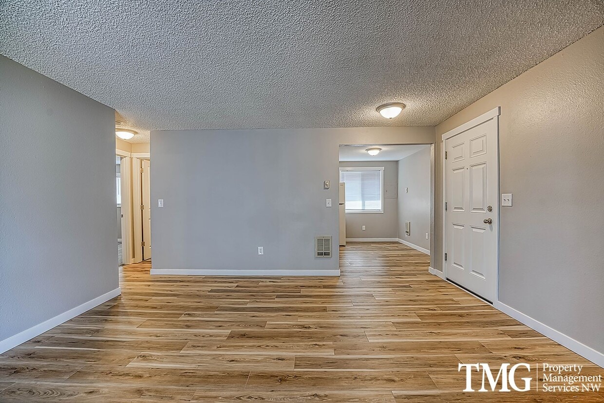 Bright Upper-Level 2 BD with Covered Deck - Bright Upper-Level 2 BD with Covered Deck